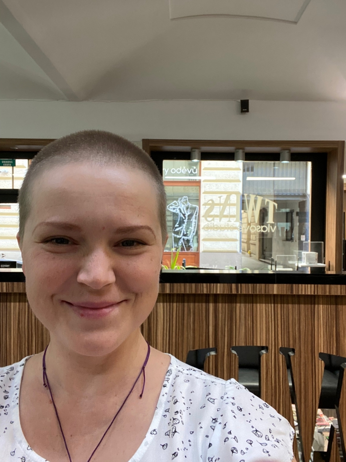 První účes si Hanka nechala udělat ještě v listopadu. Ač okolí si žádné změny nevšimlo, pětatřicetiletá tlumočnice se hned cítila lépe. A také začala pomalu upouštět od nošení šátku, kterým maskovala první vlasy. V nich se totiž vůbec necítila.