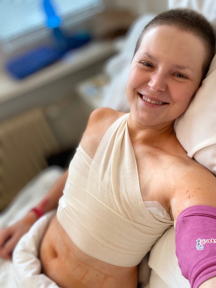 Pak už ji čekala oboustranná mastektomie, tedy operace, při níž jí lékaři coby nosičce mutace v genu BRCA1 odebrali obě ňadra.