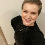 Maminka pětiletého Jarouška si také nemůže vynachválit podprsenky s epitézami, tedy prsními náhradami pro ženy po mastektomii. Díky nim se může rozhodnout, zda bude "prsa" nosit, či nikoli. Do divadla nebo do restaurace chodí s nimi, do parku bez nich.