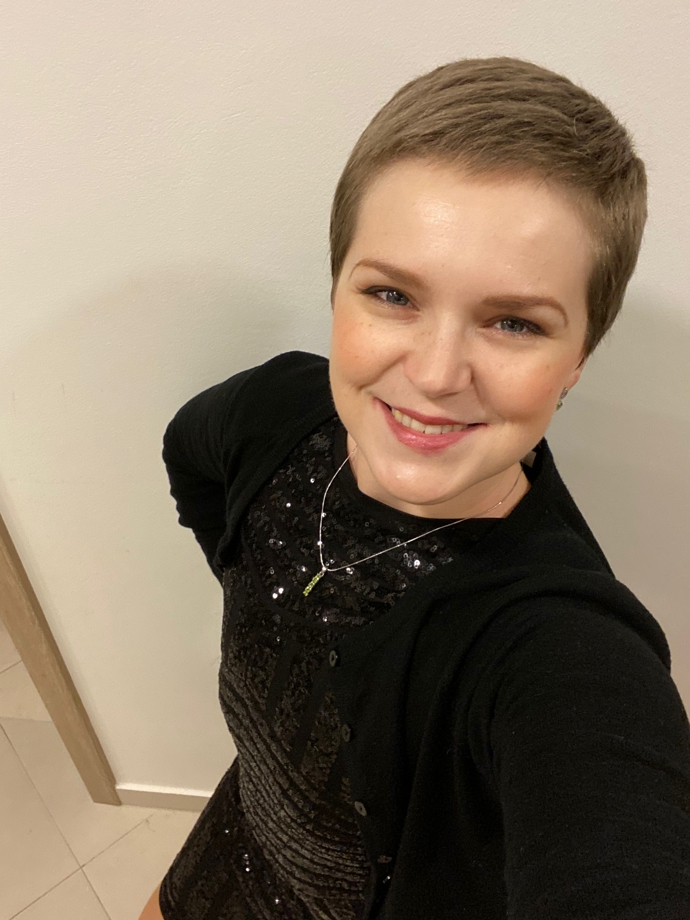 Maminka pětiletého Jarouška si také nemůže vynachválit podprsenky s epitézami, tedy prsními náhradami pro ženy po mastektomii. Díky nim se může rozhodnout, zda bude "prsa" nosit, či nikoli. Do divadla nebo do restaurace chodí s nimi, do parku bez nich.