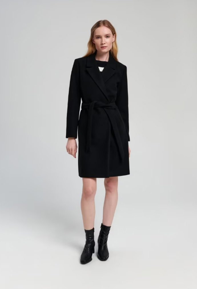 Sarah Jessica Parker svůj outfit završila černým kabátem. Sinsay, 899 Kč