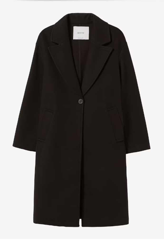 Černý volný kabát. Bershka, 799 Kč