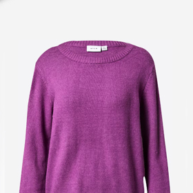 Pokud chcete vyzkoušet outfit ve stylu SJP, můžete začít fialovým svetrem. VILA Clothes, 407 Kč