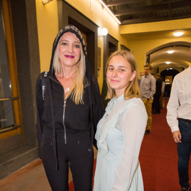 Mirjam dcery často doprovázejí do divadla.