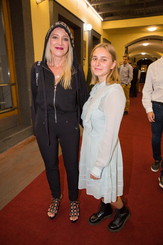 Mirjam dcery často doprovázejí do divadla.