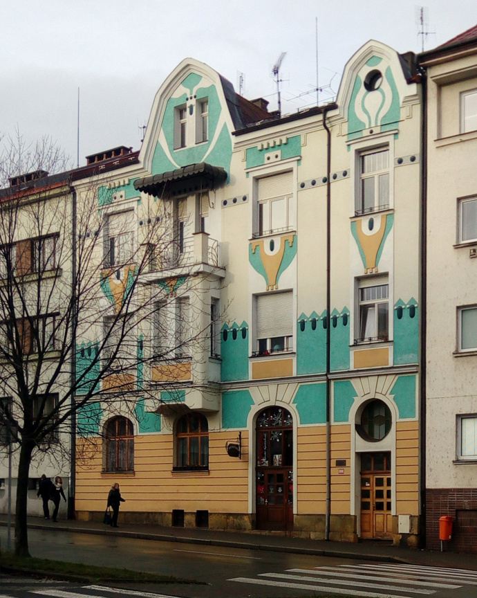 Takto dnes vypadá rodný dům Adiny Mandlové. Nachází se v Mladé Boleslavi na třídě Václava Klementa.