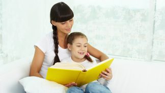 PORADNA: Dítě má špatné známky a doma se nechce učit. Udělejte z toho zábavu a pamatujte, že jsou důležitější věci, nabádá koučka