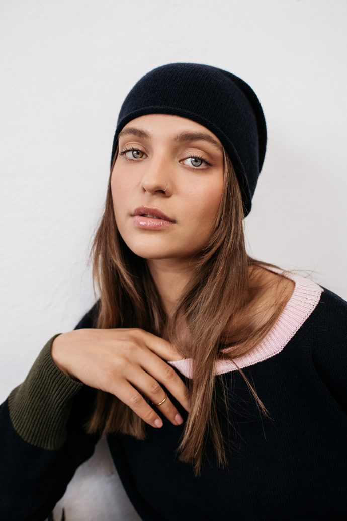 Jednoduchá černá čepice Piumo, 800 Kč