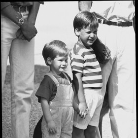 S princem Williamem působili jako milující bratři, prý ale mezi nimi panovala velká rivalita, neboť zatímco Will byl následníkem trůnu, Harry jen náhradníkem, a to mu leželo v žaludku. Před třemi lety navíc mezi princi došlo k fyzické potyčce.