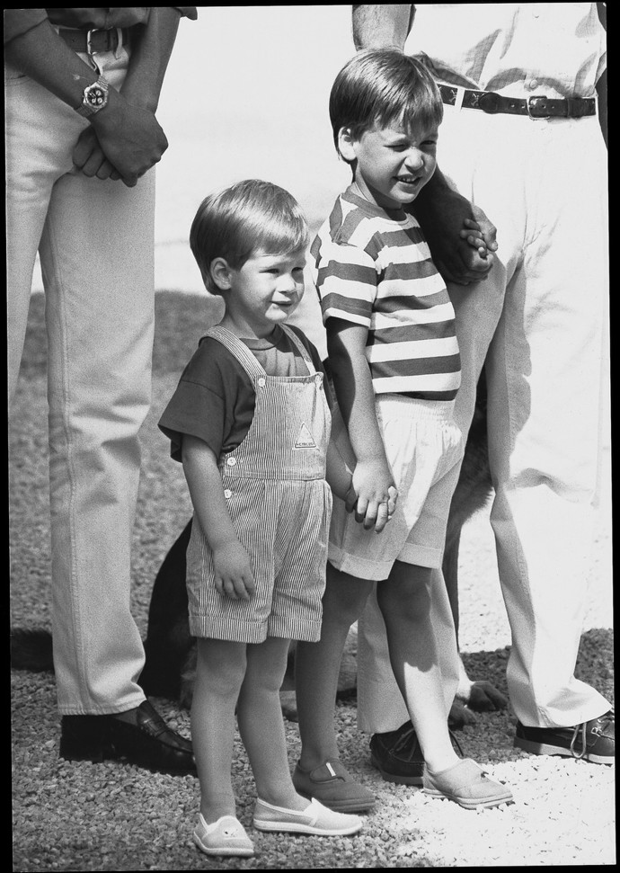 S princem Williamem působili jako milující bratři, prý ale mezi nimi panovala velká rivalita, neboť zatímco Will byl následníkem trůnu, Harry jen náhradníkem, a to mu leželo v žaludku. Před třemi lety navíc mezi princi došlo k fyzické potyčce.