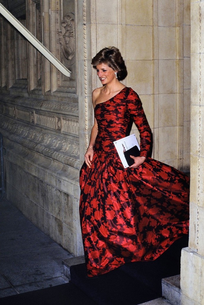 Fotografie z roku 1989 zachycuje princeznu Dianu, jak v překrásných červených šatech opouští Royal Albert Hall v Londýně.