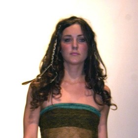 V tomto modelu si Kate Middleton získala srdce prince Williama. Návrhářka Charlotte Todd původně plánovala ušít z průhledné látky sukni, ale budoucí britská princezna ji přesvědčila, že by ji mohla použít na šaty, které pak Kate osobně vynese v rámci charitativní přehlídky na univerzitě St. Andrews.

S princem Williamem byli do té doby jen kamarádi. Kate ve svůdných šatech ale budoucího britského krále doslova uhranula a ten se rozhodl to na ni zkusit. Záhy poté už tvořili pár.