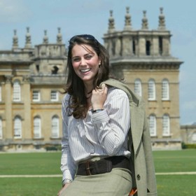 Kate Middleton v ležérním, téměř venkovském modelu s kratší sukní, než by se líbilo královskému protokolu, a botách, které pak nosila při různých příležitostech ještě deset let. Psal se srpen 2004.