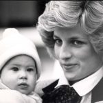 Harry vzpomíná v knize na svou matku, princeznu Dianu. Prý byl léta přesvědčený, že nezemřela a jen někde žije v ústraní.