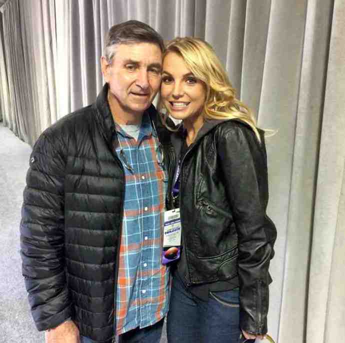 Britney Spears patřila v 90. letech k největším pěveckým hvězdám světa. Uměla z úst vypustit slovíčko baby tak svůdně, že se mužům podlamovala kolena. Říkalo se jí popová princezna a miloval ji snad každý kluk. V roce 2008 se ale psychicky zhroutila a byla zbavena svéprávnosti. Za opatrovníka jí soud určil jejího otce Jamieho (na snímku).