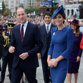 Královská modř přirozeně patří do šatníku britské královské rodiny - Kate Middleton ji nosí s velkou oblibou.