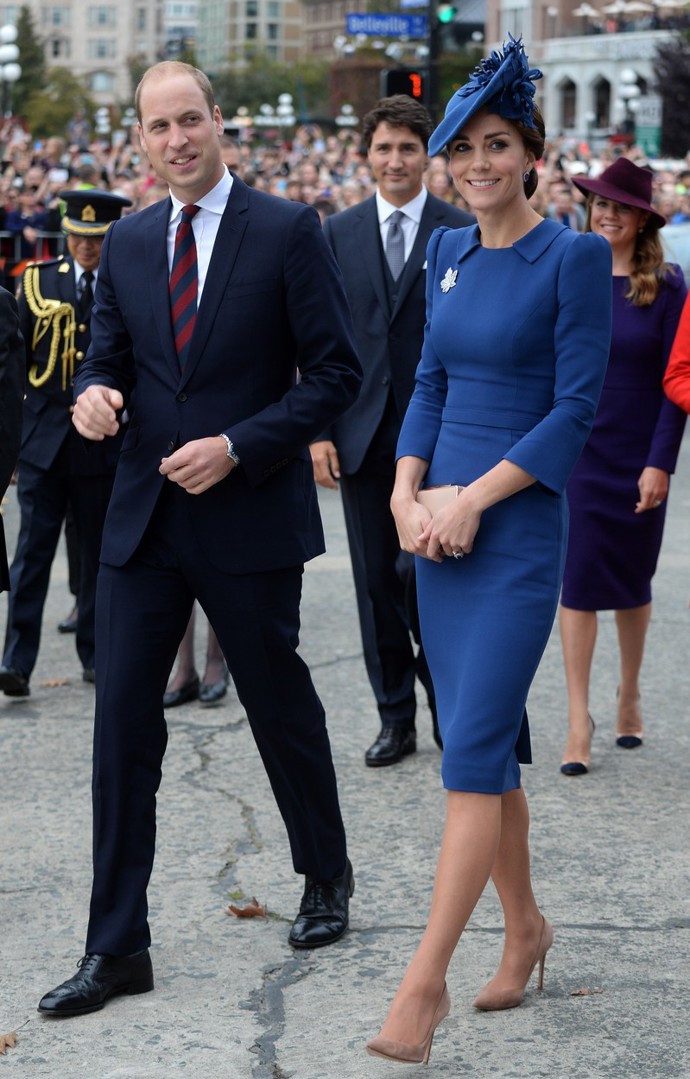 Královská modř přirozeně patří do šatníku britské královské rodiny - Kate Middleton ji nosí s velkou oblibou.