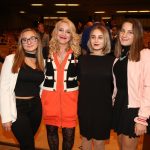 Mirjam Landa se svými třemi dcerami. Dvojčaty Roxanou a Rozálií (20) a nejstarší Anastázií (25, vpravo).