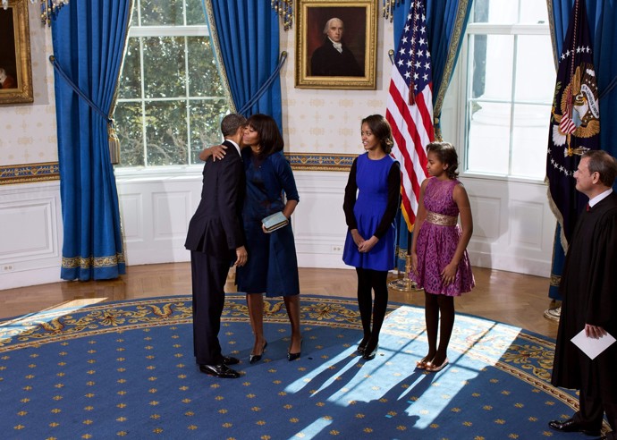 Do kobaltově modré se oblékla také starší dcera bývalého prezidenta USA Baracka Obamy Malia Ann.