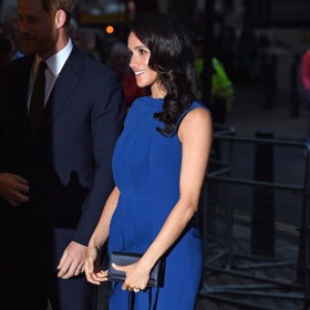 Královskou modř obléká ráda i Meghan Markle, která do britské královské rodiny ještě nedávno patřila.