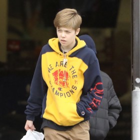 Shiloh Jolie-Pitt v roce 2019. Jen málokdo by při pohledu na tuto fotografii soudil, že jde o dívku. Shi milovala a miluje chlapecký styl oblékání, oversize mikiny, kalhoty, džínové kraťasy a klukovský sestřih.