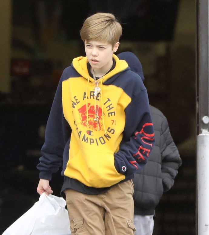 Shiloh Jolie-Pitt v roce 2019. Jen málokdo by při pohledu na tuto fotografii soudil, že jde o dívku. Shi milovala a miluje chlapecký styl oblékání, oversize mikiny, kalhoty, džínové kraťasy a klukovský sestřih.