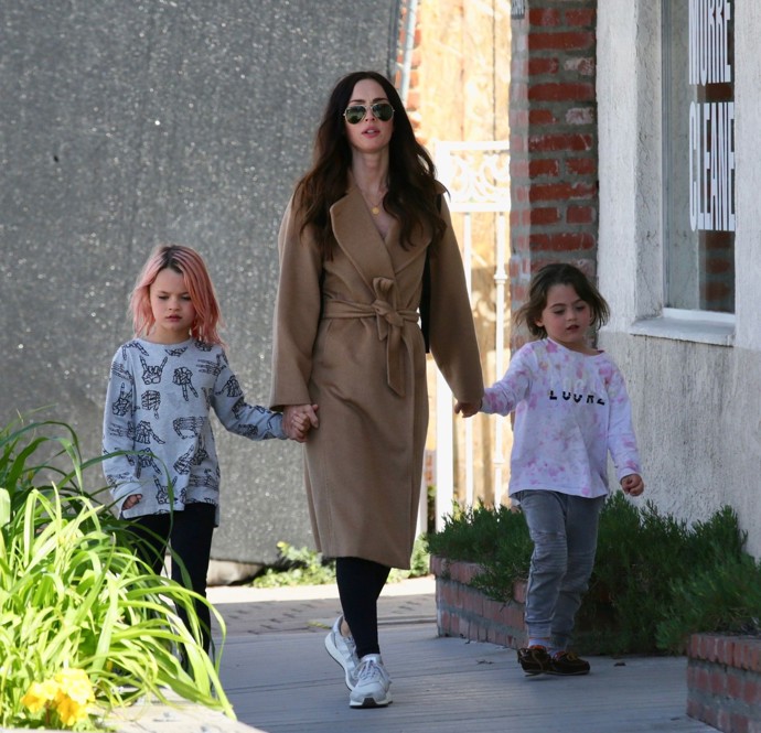 Možná vás napadne, kdo jsou ty dvě roztomilé holčičky, které si za ruku vede hollywoodská sexbomba Megan Fox. Ano, jsou to její synové Noah a Bodhi ze svazku s hercem Brianem Austinem Greenem.