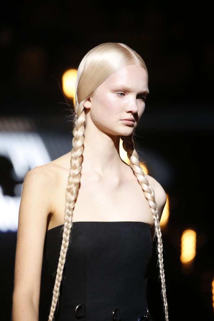 Tyto dlouhé symetrické copy předvedla modelka v průběhu přehlídky Dior.