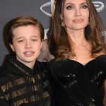 Herečka Angelina Jolie se svou nejstarší biologickou dcerou Shiloh, kterou má s kolegou Bradem Pittem. Dívka se odmalička identifikovala jako chlapec a od rodičů vyžadovala, aby ji oslovovali Johne.