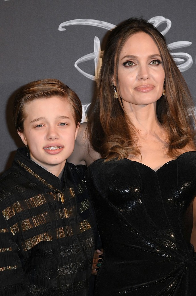 Herečka Angelina Jolie se svou nejstarší biologickou dcerou Shiloh, kterou má s kolegou Bradem Pittem. Dívka se odmalička identifikovala jako chlapec a od rodičů vyžadovala, aby ji oslovovali Johne.