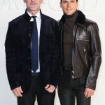 Herec Matt Bomer má tři syny s partnerem Simonem Hallsem. Nejstaršímu synovi je letos 18 let a dvojčatům 15 let.