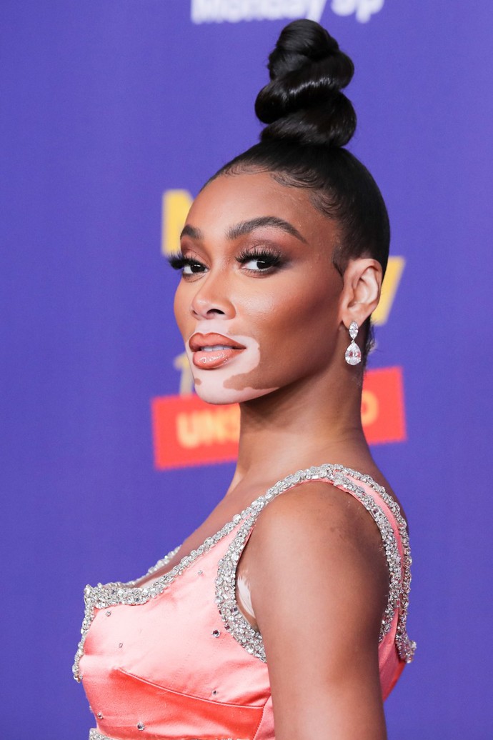 Modelka Winnie Harlow a vysoký drdol připomínající anténku. 