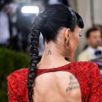 Megan Fox a cop, které vynesla na Met Gala v roce 2021. 