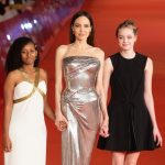 V roce 2021 proto všichni zůstali paf, když se objevila na červeném koberci v dívčích šatech, s lehkým make-upem a slušivým drdolem. Zdálo se, že její chlapecká éra je passé. Na fotce s matkou Angelinou Jolie a sestrou Zaharou.