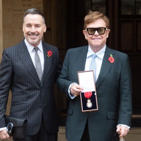 Elton Johna a David Furnish se nejprve snažili adoptovat, ale kvůli komplikacím zvolili možnost náhradní matky. Jedna žena jim tak porodila nejprve syna Zacharyho (12) a poté syna Elijaha (10).
