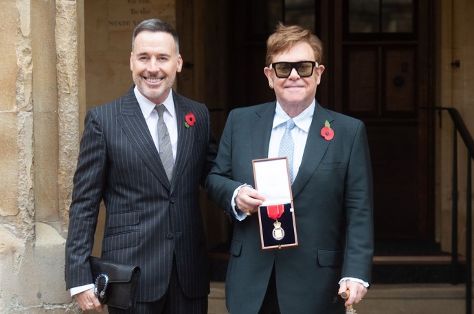 Elton Johna a David Furnish se nejprve snažili adoptovat, ale kvůli komplikacím zvolili možnost náhradní matky. Jedna žena jim tak porodila nejprve syna Zacharyho (12) a poté syna Elijaha (10).
