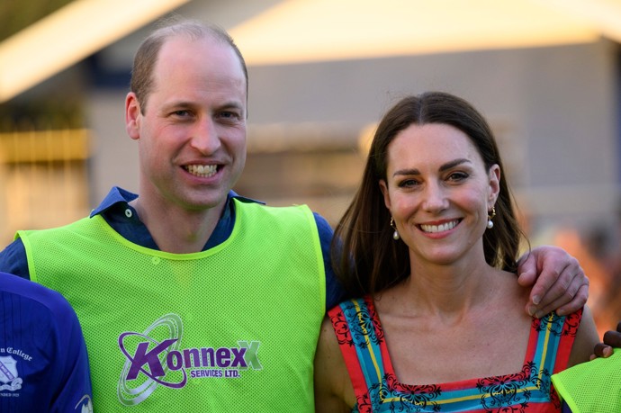 S princem Williamem jim to při každé příležitosti sluší. Zázračné produkty si manžel od Kate možná také půjčuje. 