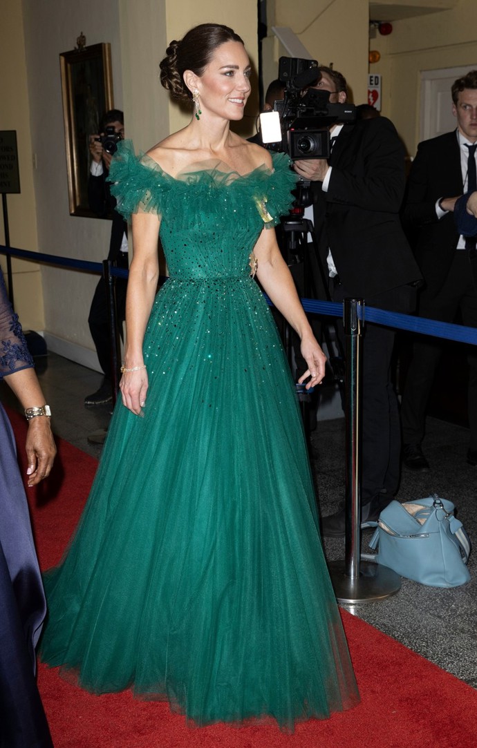 Na Jamajce v březnu 2022 předvedla Kate Middleton dokonalé zelené šaty od britské návrhářky Jenny Packham.