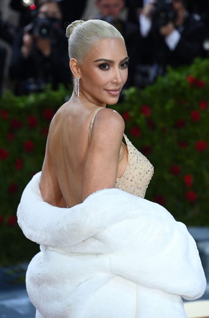 Kim Kardashian a její blond uhlazený účes. 