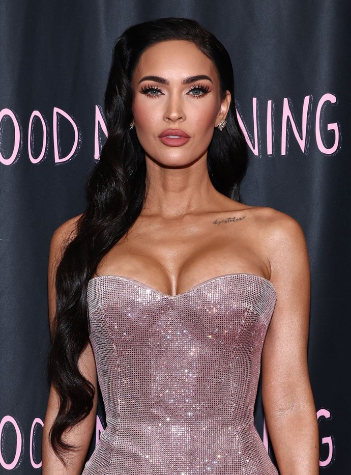 Megan Fox připouští, že jsou její chlapci trošku jiní, ale snaží se je přesvědčit, že to neznamená, že jsou horší než ostatní. Bohužel okolí na ně leckdy reaguje negativně.