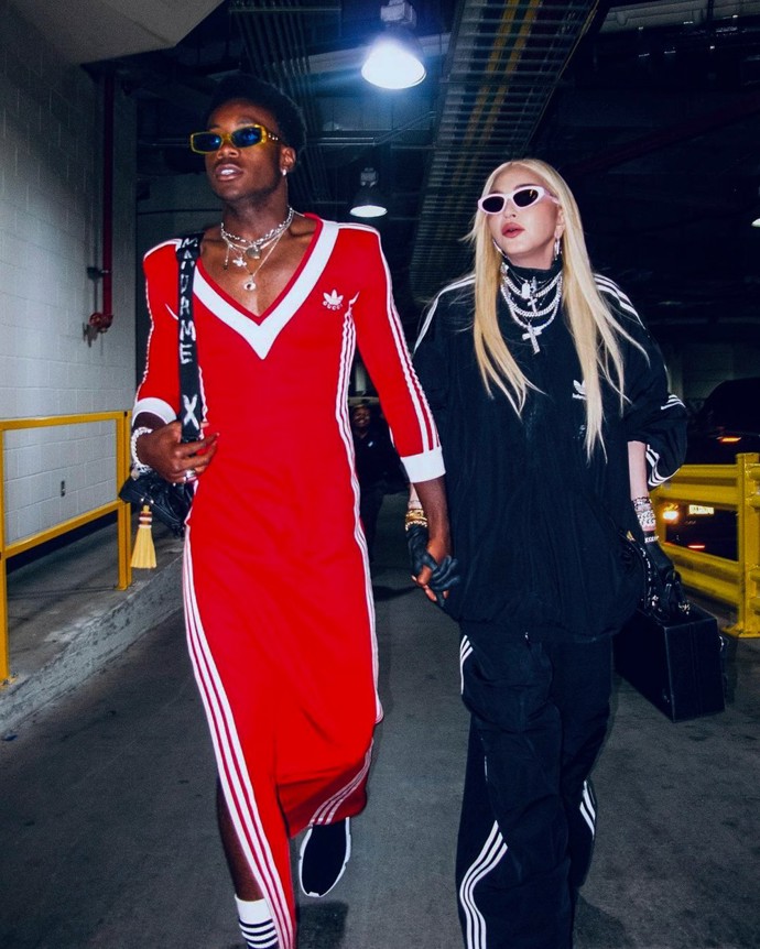 O pozdvižení se na jednom boxerském zápase v Brooklynu postaral také adoptivní syn Madonny David Banda. Jen málokterý chlap totiž vyrazí sledovat drsné pěstní souboje v dámských šatech a s kabelkou přes rameno...