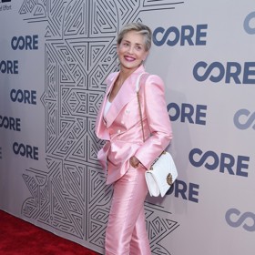 Sharon Stone (64) v růžovém saténovém kompletu celá září. Na nohou má tenisky Dolce&Gabbana. 