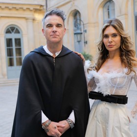 Robbie Williams a jeho manželka Ayda mají celkem čtyři děti, přičemž dvě z nich přivedla na svět náhradní matka. Po porodu Theodory a Charltona měla Ayda problém počít další děti, proto se rozhodli pro tuto variantu rozšíření rodiny. 


