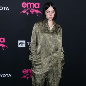 Zpěvačka Billie Eilish na Awards Gala v outfitu od Gucciho. 