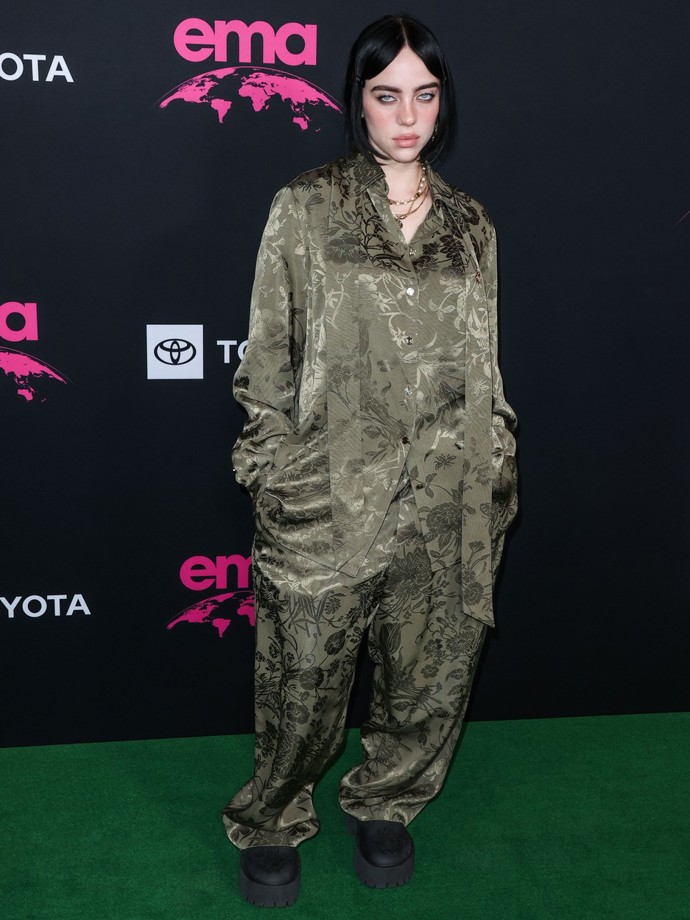 Zpěvačka Billie Eilish na Awards Gala v outfitu od Gucciho. 
