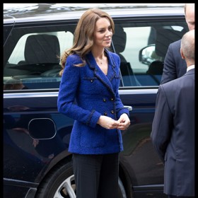 Modré může být jen sako, které tak povýší celý outfit.