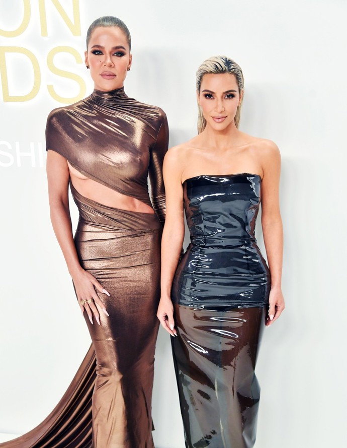 Jak Kim Kardashian tak i Khloé Kardashian využily služeb náhradních matek. Kim sama porodila dvě děti a dvě odnosila jiná žena a Khloé byla těhotná jednou a s druhým dítětem už jí pomohla náhradní matka. 