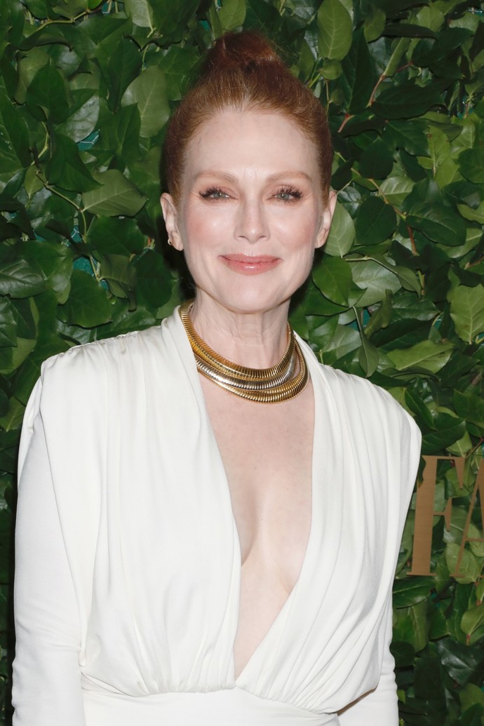 Stále krásná Julianne Moore a její osobitý hladký drdol. 