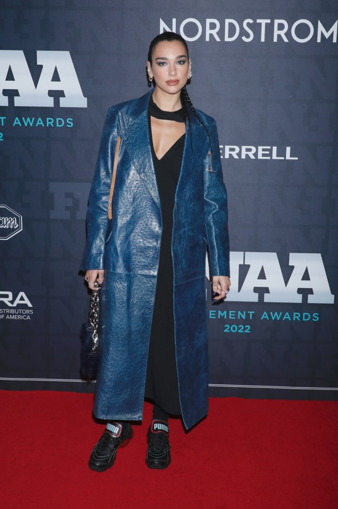 Dua Lipa v kabátu z pštrosí kůže.
