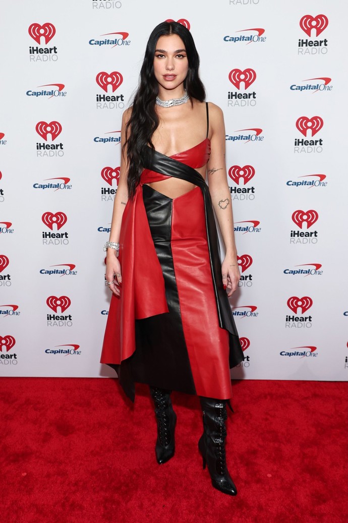 Dua Lipa jako ďáblice v černo-červených šatech. 